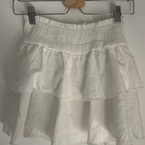 vit volangkjol - säljer denna vita volangkjol som är köpt på shein, den sitter jättefint och väldigt bra kvalitet. 