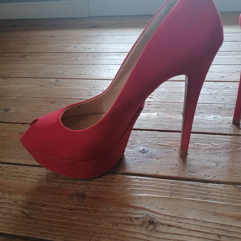 Basic heels från Zara, något använda men i väldigt bra skick, jag säljer de för att de inte kommit till användning på länge. De är lite rödare i verkligheten än vad bilden visar:) Fråga om ni undrar något eller vill ha fler bilder💕 (De är ca 15 cm) Köparen står för frakten❣. Skor.