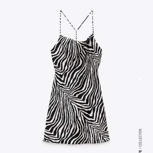 Jättefin satin klänning från zara i zebra mönster och fin detalj på ryggen❤️❤️ helt oanvänd med lappen kvar!