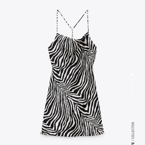 Klänning från zara - Jättefin satin klänning från zara i zebra mönster och fin detalj på ryggen❤️❤️ helt oanvänd med lappen kvar!