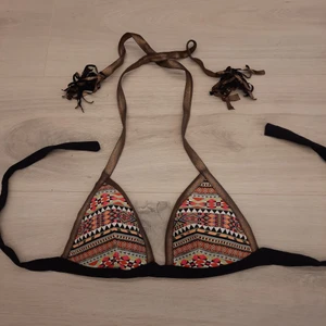 Bikinitopp calzedonia  - Superfin bikinitopp fr Calzedonia! Stl XS. Knappt använd så i väldigt fint skick!💕 nypris: runt 150-200:-