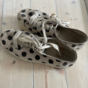 Prickiga sneakers med platå  - Prickiga tygsneakers med platå i storlek 38 från PULL&BEAR 