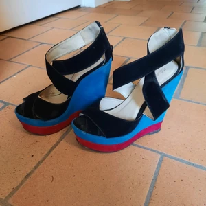 Platå/Kilklacksskor i storlek 37 - Ett par platå-/ kilklacksskor i svart, blå och rosa i storlek 37. 14 cm klack bak, 4 cm fram🌸