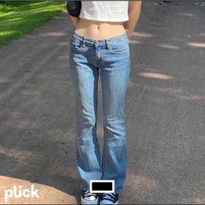 Brandy Melville jeans - Brandy mellvile jeans i modell Brielle. Fin blå färg. Lågmidjade jeans som sitter bra på mig som är ca 172. Knappt använda så i bra skick. Köpta här på Plick för 300kr men ordinarie är 400kr säljer för 280kr.