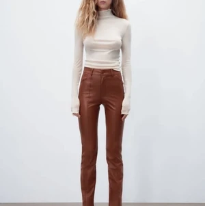 Bruna faux leather byxor från zara  - Säljer dessa superfina byxor i storlek S som tyvärr var för små för mig. Aldrig använda💕