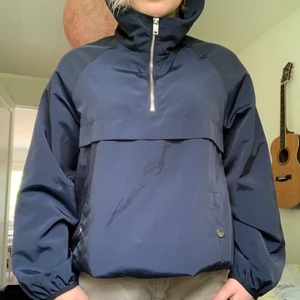 Marinblå vindjacka med huva - Säljer min snygga vindjacka från Zara eftersom den inte kommer till användning. Använd endast en gång! 💘