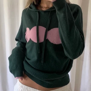 Stickad hoodie - Säljer denna superfina stickade hoodie med 10% cashmere. 