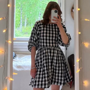 Rutig sommarklänning Gina Tricot - Jättefin rutig sommarklänning från Gina Tricot! Knytning i ryggen, puffärm, kort klockad kjol. Kjolen är upplagd 10-15 cm, och kan lätt sprättas ned om man vill ha längre kjol. Jättefint skick!🌷🍓✨