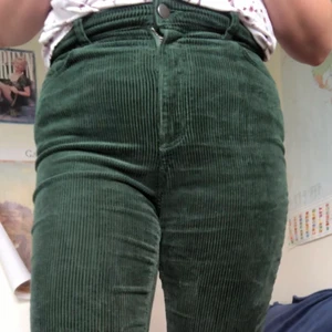 Gröna highwaist manchesterbyxor - Skogsgröna manchesterbyxor med hög midja!! Har varit så glad i dem men de är tyvärr för små nu.. knappt använda! Inköpta på monki