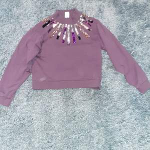 Lindex tröja kids lila, Storlek 134/140 med glitter högst upp som kan ändra till sliver när du drar inte andvänd så många gånger 
