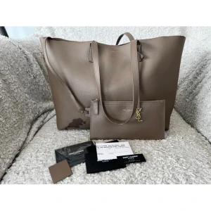 Saint Laurent shopper bag  - En super fin YSL väska men skadad. Lilla clutchen följer med. 