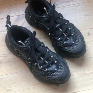 Axel Arigato skor - Svarta Axel Arigato marathon R-web, helt slutsålda på deras hemsida. Storlek 39, normala i stl. Använda Max 5 ggr.  För mer information se länk nedan (OBS de jag säljer är svarta)  https://axelarigato.com/us/marathon-r-web-33073 