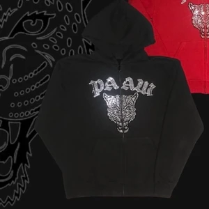 Paaw kofta - Supersnygg paaw kofta som inte säljs längre. Alla stenar är kvar och den är i nyskick förutom pyttelite slitet längst ner vid vänster arm! Dm för mer 💓