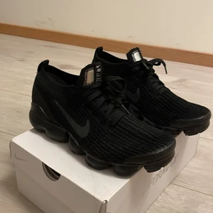 Nike Air VaporMax Flyknit 3  - Jag säljer mina skor Nike Air VaporMax Flyknit 3 2019. Original pris när jag köpte dom 2,250kr men säljer de för 500. Jag säljer dom pågrund utav att de har blivit försmå. Det finns även ett litet hål i den vänstra skon. Man märker inte av de så mycket.