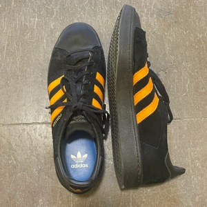 Adidas Consortium Campus x Porter - Ett par adidaskor i bra skick från en unik kollektion. Foder av skinn och textil. 