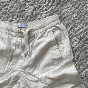 Linnebyxor  - Säljer nu dessa 1 gång använda linnebyxornq från zara. Säljer då jag har två! Storlek L men sitter såhär på mig som har s. 45:- INKLUSIVE frakt! (Jag kan frakta)