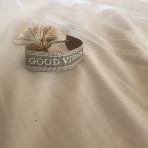 Fint armband  - Det står good vibes. Man kan ställa in den på vilken storlek man vill