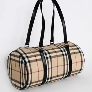 Burberry väska  - Säljer min burberry papillon bag. Köpt för 4500. Den har lite fläckar, skriv t mig om du vill ha fler bilder. Kan mötas upp i Göteborg. Det ingår burberry påse❤️