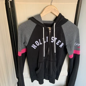 Hoodie - Svart hoodie från Hollister med dragkedja. Fint skick. Storlek XS. Möts upp eller står du som köpare för frakten 