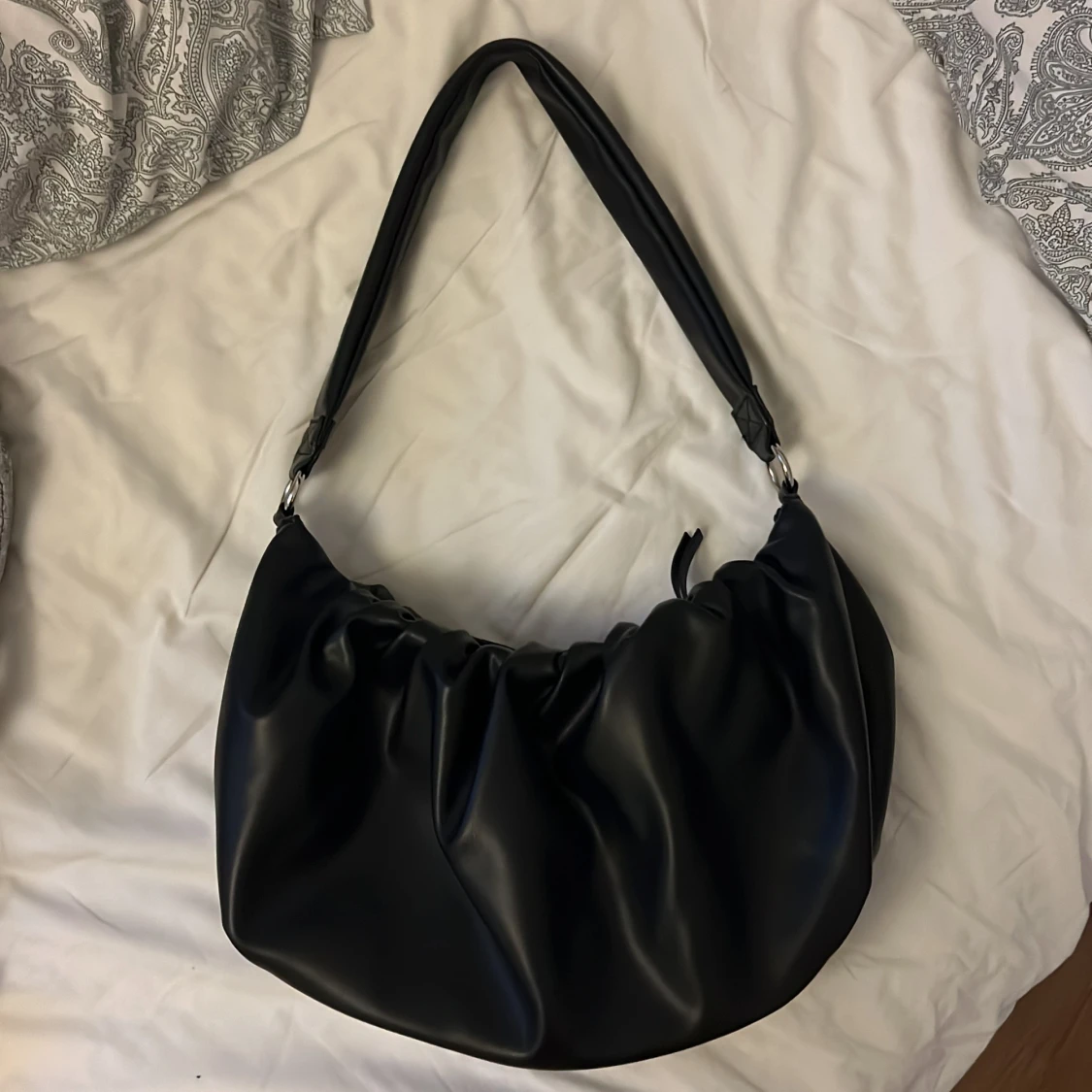 medelstor väska från Gina Tricot - 91