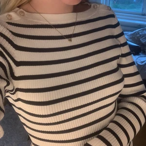 Ribbad randig tröja från hm💖💖 - Svart vit randig tröja från hm, superstretchig så skulle säga att den minst passar någon med M🤍 köpare står för frakt!💋