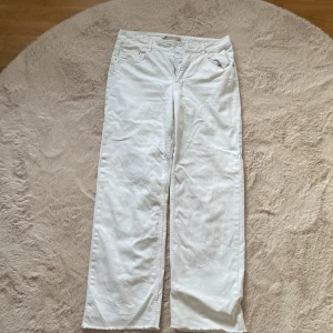 Vita jeans  - Har används 2-3 gånger