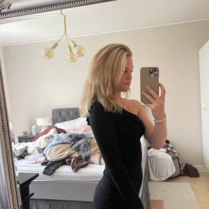 Två klänningar för 100 kr! - Två fina asymmetriska klänningar, en i röd och en i svart. Båda är i XS från H&M. 