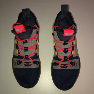 Kobe AD Exodus Multicolor - Ett par smått anävda Kobes.  Inga större defekter förutom lite creasing i midsolen och insolen är även lite nött.   Condition 7.5/10