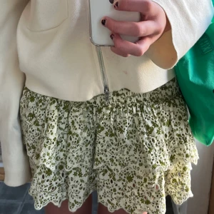 Eftertraktad kjol zara  - SÅLD FÖR DIREKTPRIS  Säljer nu min eftertraktade kjol ifrån zara. Storlek s. BUDA!! Köp dirket för 400