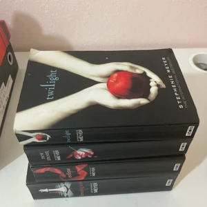 twilight - intressekoll på mina twilight böcker! pris diskuteras :)