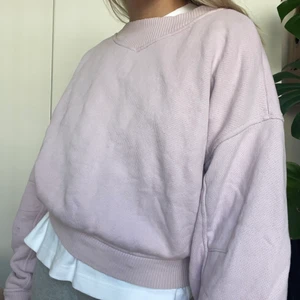 HM sweatshirt strl S - Ljuslila sweatshirt från HM, några år på nacken men i fint skick, använd ett fåtal gånger. Lite boxig i modellen! 