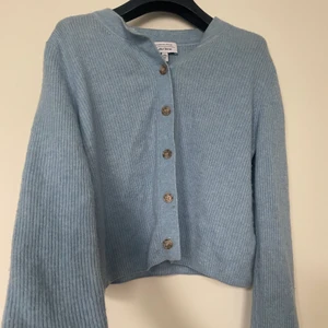 Blå kofta & Othet stories - Jättefin blå kofta från &Other stories som tyvärr är för liten för mig. Skulle säga att den passar en person som är S och XS. Så fin till sommarkvällar!