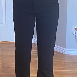 Kostymbyxor  - Ett par stretchiga kostym byxor. Dom är i storlek xS men passar mig som vanligt vis har S.