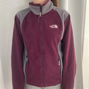 Fleecetröja  - Säljer min trendiga fleecetröja från The North Face. 💜 Den är som nyskick och har inga märken. Storlek M men sitter även som S,  Vill bara sälja om de är ett bra pris! Frakt tillkommer✨