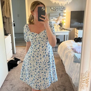 klänning - Supersöt vit klänning med blå blommor från Vero moda. använd endast en gång