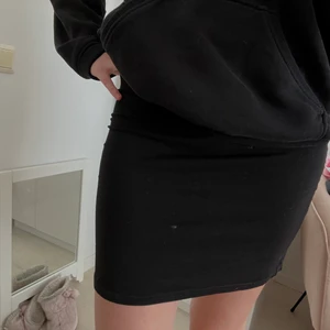 Svart tight kjol - Säljer denna svarta kjol som är tight, använt en gång!  