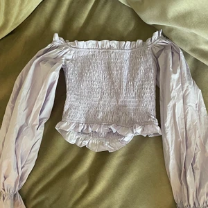 Blus NAKD - Söt off-shoulder blus i en pastellila färg 