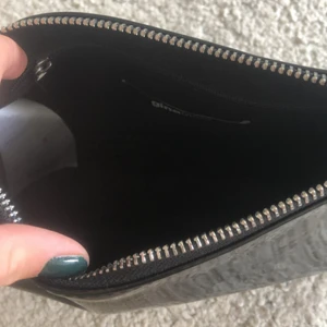 Handväska från Ginatricot - Säljer denna väskan för jag använder aldrig den. Bara blivit använd 3 gånger och är som ny 