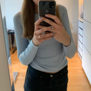 ljusblå tröja - säljer min fina ljusblå tröja från märket GUESS, som tyvärr har blivit för liten för mig! 💙💙 använd ett par fåtal gånger, å i mkt bra skick! Skriv till mig privat om du är intresserad! 🤍🤍💙💙