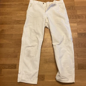  Carhartt Vita Baggy pants   - Nypris 1350kr, säljs pga stilbyte de e perfekta till sommaren, lite smutsiga på bilden annars 10/10 skick på de! Tror ej de går o köpa längre!