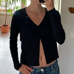 90’s Ullkofta i marinblå - Söt stickad kofta från märket Esprit ur deras basic collection. Lägg eget bud vid intresse.