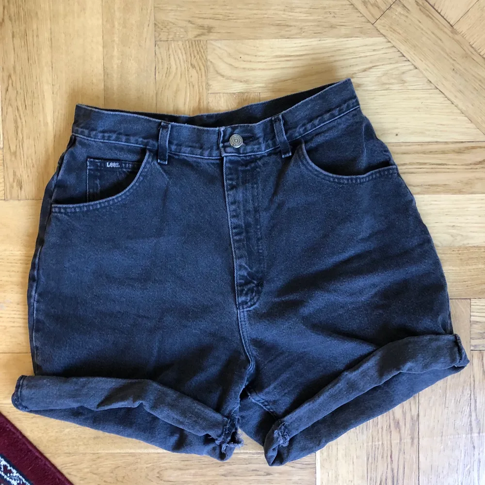 Svarta jeansshorts köpta på Beyond Retro, står ingen storlek men skulle uppskatta till L. Shorts.