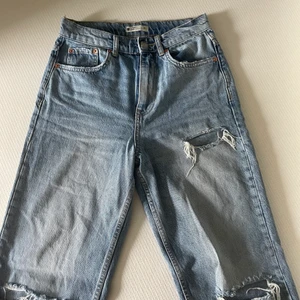 Högmidjade jeans - Jättefina högmidjade jeans med hål. Säljer då de inte kommer till användning. Nyskick. Köpta för 500