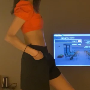 Top, orange  - Kort top, storlek s  Urban outfitters  Använd vid ett tillfälle. Men 