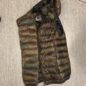 Väst - Rensar garderoben helt och hållet för att få plats för nya kläder, allt är i bra skick!!  Köparen står för frakten som kommer kosta lite extra bara!