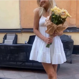 Zara klänning - Vit klänning från zara i toppenskick💘💘 KÖP DIREKT 350!