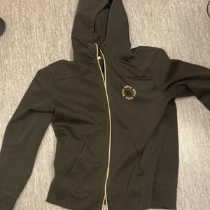 Hugo boss kofta - Hugo boss tröja i väldigt bra skick, köparen står för frakten