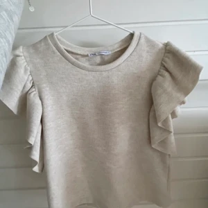 Volangtopp zara!  - Säljer denna volangtopp från zara! Storlek m men passar någon som har S, helt ny. Passar perfekt till sommaren!❣️ buda om ni är intresserade och ENDAST seriösa bud! Köparen står för frakt!❣️