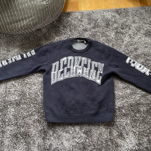 Weekday stickad tröja - Säljer min stickade tröja från weekday för den inte används längre. Pris kan diskuteras 