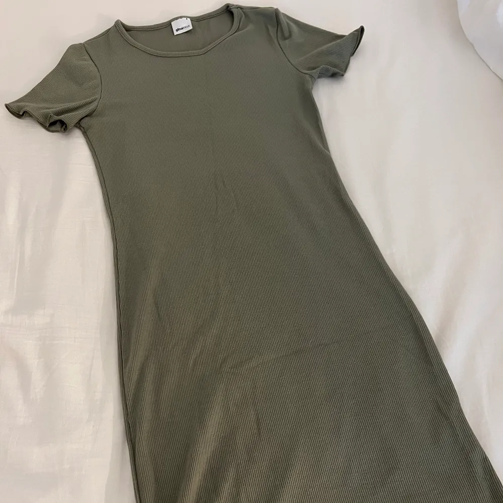 Olivgrön tshirt klänning från Gina i storlek S. Klänningar.